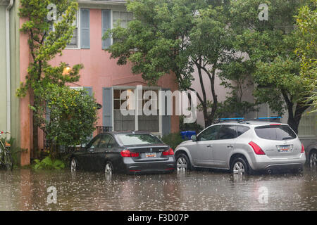 Charleston, South Carolina, USA. 3. Oktober 2015. Häuser und Autos in der Altstadt überflutet, als Hurrikan Joaquin Starkregen, Überschwemmungen und starke Winde bringt, wie es geht offshore 3. Oktober 2015 in Charleston, South Carolina. Stockfoto