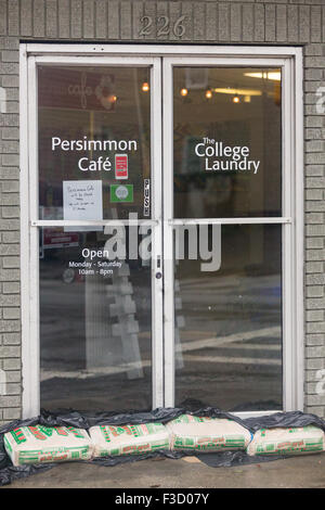 Charleston, South Carolina, USA. 3. Oktober 2015. Ein Shop ist zum Schutz gegen Hochwasser als Hurrikan Joaquin Starkregen, Überschwemmungen und starke Winde bringt, wie es geht offshore Sandsäcken 3. Oktober 2015 in Charleston, South Carolina. Stockfoto