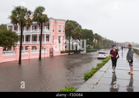 Charleston, South Carolina, USA. 3. Oktober 2015. Touristen sehen das Hochwasser entlang der Batterie, wie Hurrikan Joaquin Starkregen, Überschwemmungen und starke Winde bringt, wie es geht offshore 3. Oktober 2015 in Charleston, South Carolina. Stockfoto