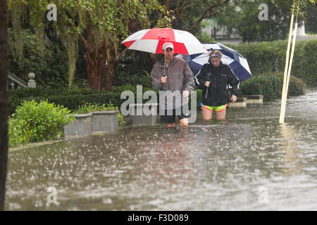 Charleston, South Carolina, USA. 3. Oktober 2015. Bewohner durch Hochwasser in der Altstadt zu waten, wie Hurrikan Joaquin Starkregen, Überschwemmungen und starke Winde bringt, wie es geht offshore 3. Oktober 2015 in Charleston, South Carolina. Stockfoto