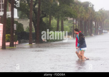 Charleston, South Carolina, USA. 3. Oktober 2015. Bewohner zu Fuß über historische Batterie Überschwemmungsgebiet als Hurrikan Joaquin Starkregen, Überschwemmungen und starke Winde bringt, wie es geht offshore 3. Oktober 2015 in Charleston, South Carolina. Stockfoto