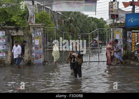 Dhaka, Bangladesch. 5. Oktober 2015. Völker sind durch die aufgeweichten Straßen von Dhaka medizinische Collage Krankenhausbereich in Dhaka, Bangladesch aufgewacht. Am 5. Oktober 2015 verursacht schwere Regen aufgeweichten in den meisten Bereichen der Stadt Dhaka, Bangladesh. Straßen waren die Reise langsam und schädlichen untergetaucht. Am 5. Oktober 2015-Credit: Mamunur Rashid/Alamy Live-Nachrichten Stockfoto