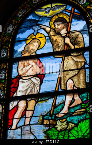 Glasmalerei-Fenster Taufe Christi Pfarrkirche Notre-Dame und Saint-Thegonnec Weg von St James Finistere französische Bretagne Frankreich Stockfoto