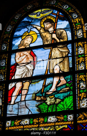 Glasmalerei-Fenster Taufe Christi Pfarrkirche Notre-Dame und Saint-Thegonnec Weg von St James Finistere französische Bretagne Frankreich Stockfoto