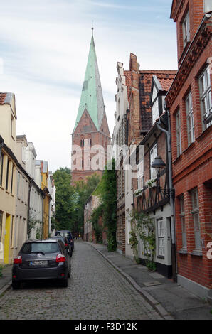 Kirchturm von Weberstrasse, Lübeck gesehen. Stockfoto