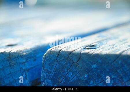 Alten Bleu Holzstücke mit Nagel und unscharfen Hintergrund Stockfoto