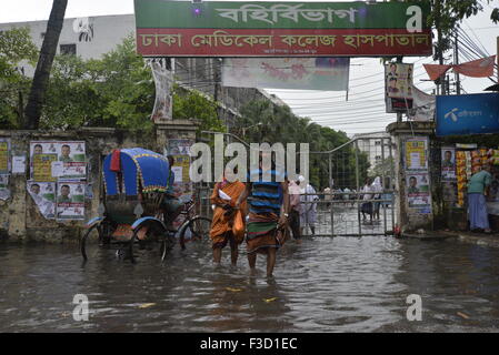 Dhaka, Bangladesch. 5. Oktober 2015. Völker sind durch die aufgeweichten Straßen von Dhaka medizinische Collage Krankenhausbereich in Dhaka, Bangladesch aufgewacht. Am 5. Oktober 2015 verursacht schwere Regen aufgeweichten in den meisten Bereichen der Stadt Dhaka, Bangladesh. Straßen waren die Reise langsam und schädlichen untergetaucht. Am 5. Oktober 2015-Credit: Mamunur Rashid/Alamy Live-Nachrichten Stockfoto