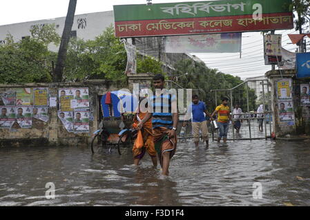 Dhaka, Bangladesch. 5. Oktober 2015. Völker sind durch die aufgeweichten Straßen von Dhaka medizinische Collage Krankenhausbereich in Dhaka, Bangladesch aufgewacht. Am 5. Oktober 2015 verursacht schwere Regen aufgeweichten in den meisten Bereichen der Stadt Dhaka, Bangladesh. Straßen waren die Reise langsam und schädlichen untergetaucht. Am 5. Oktober 2015-Credit: Mamunur Rashid/Alamy Live-Nachrichten Stockfoto