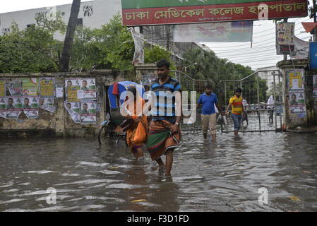 Dhaka, Bangladesch. 5. Oktober 2015. Völker sind durch die aufgeweichten Straßen von Dhaka medizinische Collage Krankenhausbereich in Dhaka, Bangladesch aufgewacht. Am 5. Oktober 2015 verursacht schwere Regen aufgeweichten in den meisten Bereichen der Stadt Dhaka, Bangladesh. Straßen waren die Reise langsam und schädlichen untergetaucht. Am 5. Oktober 2015-Credit: Mamunur Rashid/Alamy Live-Nachrichten Stockfoto