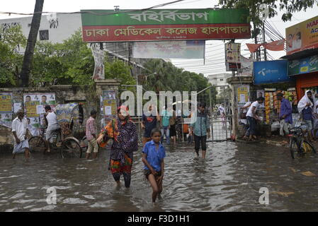 Dhaka, Bangladesch. 5. Oktober 2015. Völker sind durch die aufgeweichten Straßen von Dhaka medizinische Collage Krankenhausbereich in Dhaka, Bangladesch aufgewacht. Am 5. Oktober 2015 verursacht schwere Regen aufgeweichten in den meisten Bereichen der Stadt Dhaka, Bangladesh. Straßen waren die Reise langsam und schädlichen untergetaucht. Am 5. Oktober 2015-Credit: Mamunur Rashid/Alamy Live-Nachrichten Stockfoto