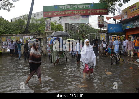 Dhaka, Bangladesch. 5. Oktober 2015. Völker sind durch die aufgeweichten Straßen von Dhaka medizinische Collage Krankenhausbereich in Dhaka, Bangladesch aufgewacht. Am 5. Oktober 2015 verursacht schwere Regen aufgeweichten in den meisten Bereichen der Stadt Dhaka, Bangladesh. Straßen waren die Reise langsam und schädlichen untergetaucht. Am 5. Oktober 2015-Credit: Mamunur Rashid/Alamy Live-Nachrichten Stockfoto