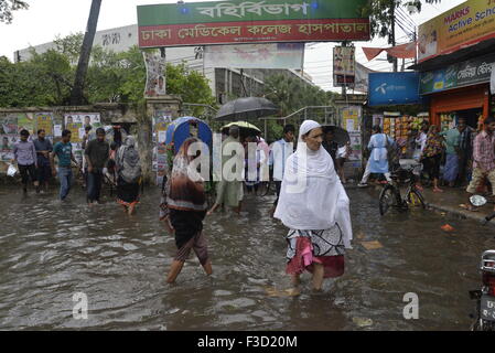 Dhaka, Bangladesch. 5. Oktober 2015. Völker sind durch die aufgeweichten Straßen von Dhaka medizinische Collage Krankenhausbereich in Dhaka, Bangladesch aufgewacht. Am 5. Oktober 2015 verursacht schwere Regen aufgeweichten in den meisten Bereichen der Stadt Dhaka, Bangladesh. Straßen waren die Reise langsam und schädlichen untergetaucht. Am 5. Oktober 2015-Credit: Mamunur Rashid/Alamy Live-Nachrichten Stockfoto