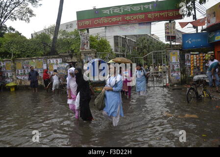 Dhaka, Bangladesch. 5. Oktober 2015. Völker sind durch die aufgeweichten Straßen von Dhaka medizinische Collage Krankenhausbereich in Dhaka, Bangladesch aufgewacht. Am 5. Oktober 2015 verursacht schwere Regen aufgeweichten in den meisten Bereichen der Stadt Dhaka, Bangladesh. Straßen waren die Reise langsam und schädlichen untergetaucht. Am 5. Oktober 2015-Credit: Mamunur Rashid/Alamy Live-Nachrichten Stockfoto