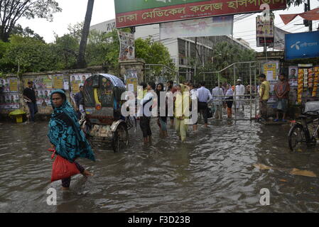 Dhaka, Bangladesch. 5. Oktober 2015. Völker sind durch die aufgeweichten Straßen von Dhaka medizinische Collage Krankenhausbereich in Dhaka, Bangladesch aufgewacht. Am 5. Oktober 2015 verursacht schwere Regen aufgeweichten in den meisten Bereichen der Stadt Dhaka, Bangladesh. Straßen waren die Reise langsam und schädlichen untergetaucht. Am 5. Oktober 2015-Credit: Mamunur Rashid/Alamy Live-Nachrichten Stockfoto