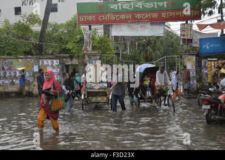 Dhaka, Bangladesch. 5. Oktober 2015. Völker sind durch die aufgeweichten Straßen von Dhaka medizinische Collage Krankenhausbereich in Dhaka, Bangladesch aufgewacht. Am 5. Oktober 2015 verursacht schwere Regen aufgeweichten in den meisten Bereichen der Stadt Dhaka, Bangladesh. Straßen waren die Reise langsam und schädlichen untergetaucht. Am 5. Oktober 2015-Credit: Mamunur Rashid/Alamy Live-Nachrichten Stockfoto