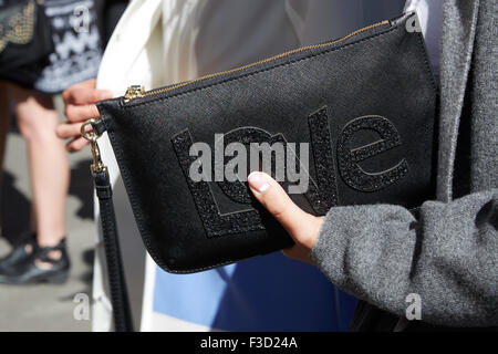 Frau mit schwarzen Liebe Tasche vor Nehera Show Paris Fashion Woche Tag1, Frühjahr / Sommer 2016 Stockfoto