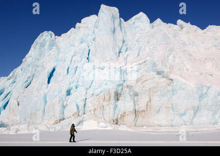 Mitglied der Expedition zu Fuß auf dem Meereis mit Von Postbreen Gletscherfront im Hintergrund, Tempelfjorden, Spitzbergen (Svalbard), Norw Stockfoto