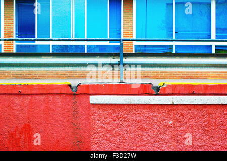 Außenwand eines öffentlichen Krankenhauses mit roten und blauen Farben Stockfoto