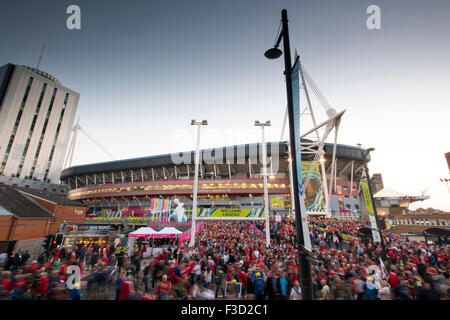 Einen Überblick über das Fürstentum Stadion, ehemals das Millennium Stadium in Cardiff, Südwales, an einem Spieltag. Stockfoto