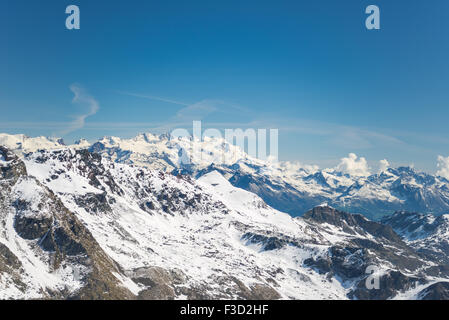 Atemberaubende Aussicht auf hohe Berggipfel im italienischen Alpenraum, in einem sonnigen Tag des Winters. Der majestätische Monte Rosa-Massiv Stockfoto
