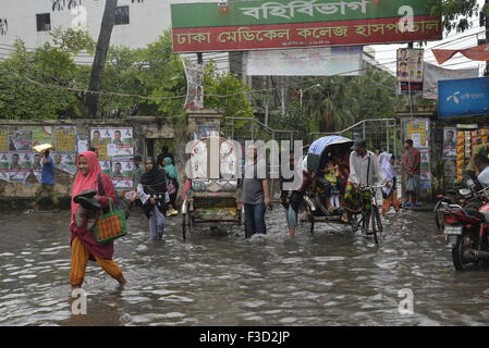 Dhaka, Bangladesch. 5. Oktober 2015. Völker sind durch die aufgeweichten Straßen von Dhaka medizinische Collage Krankenhausbereich in Dhaka, Bangladesch aufgewacht. Am 5. Oktober 2015 verursacht schwere Regen aufgeweichten in den meisten Bereichen der Stadt Dhaka, Bangladesh. Straßen waren die Reise langsam und schädlichen untergetaucht. Am 5. Oktober 2015-Credit: Mamunur Rashid/Alamy Live-Nachrichten Stockfoto