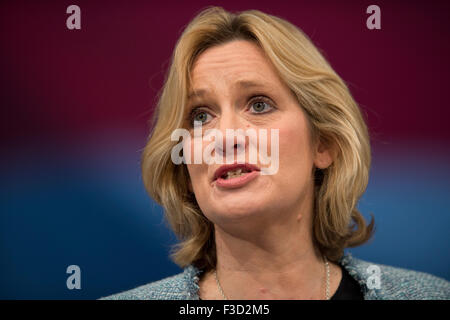 Manchester, UK. 5. Oktober 2015. Die Rt Hon Amber Rudd MP, Secretary Of State for Energy and Climate Change spricht am Tag2 der 2015 Parteitag der Konservativen in Manchester. Bildnachweis: Russell Hart/Alamy Live-Nachrichten. Stockfoto