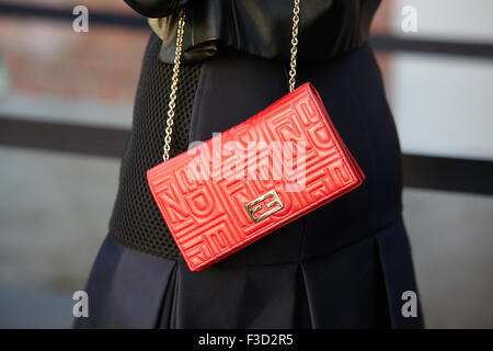 Mailand - 24 SEPTEMBER: Fendi rote Tasche gesehen vor Fendi-Show in Mailand Fashion Woche Tag2, Frühjahr / Sommer 2016 Streetstyle Stockfoto