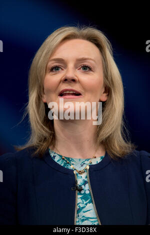 Manchester, UK. 5. Oktober 2015. Die Rt Hon Elizabeth Truss MP, Secretary Of State for Environment, Food and Rural Affairs spricht am Tag2 der 2015 Parteitag der Konservativen in Manchester. Bildnachweis: Russell Hart/Alamy Live-Nachrichten. Stockfoto