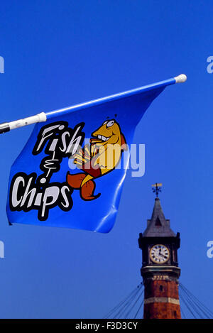 Fish &amp; Chips-shop Zeichen mit seinem Uhrturm in Skegness. Lincolnshire. England. UK Stockfoto