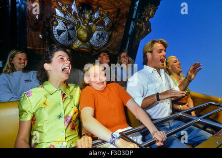 Junge Menschen auf einen Rummelplatz fahren unten "Pleasure Beach. Skegness. England. UK Stockfoto