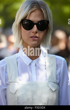 Linda Tol Posen für Fotografen vor Fendi zeigen, während Milan Fashion Woche Tag2, Frühjahr / Sommer 2016 Stockfoto