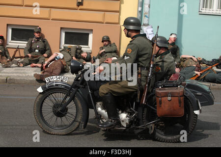 Reenactors uniformierten als deutschen Nazi-Soldaten fahren Motorrad während die Nachstellung der 1945 Prager Aufstand in Prag, Tschechische Republik, am 9. Mai 2015. Stockfoto