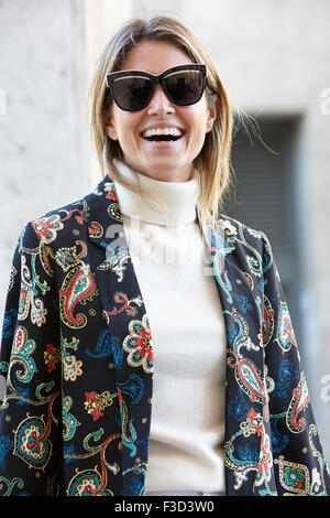 PARIS - 30 SEPTEMBER: Helena Bordon Posen für die Fotografen vor Paris Fashion Woche Tag2, Rochas Show Frühjahr / Sommer 2016 Stockfoto