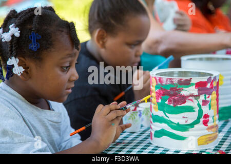 Detroit, Michigan - Kinder arbeiten an einem Kunstprojekt in einem Park von drei Meilen Block Club auf drei Baulücken erstellt. Stockfoto