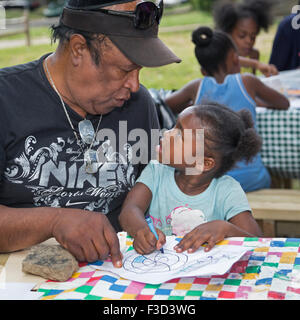 Detroit, Michigan - Kinder arbeiten an einem Kunstprojekt in einem Park von drei Meilen Block Club auf drei Baulücken erstellt. Stockfoto