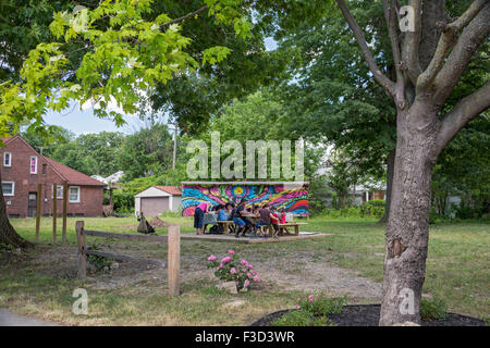 Detroit, Michigan - Kinder arbeiten an einem Kunstprojekt in einem Park von drei Meilen Block Club auf drei Baulücken erstellt. Stockfoto