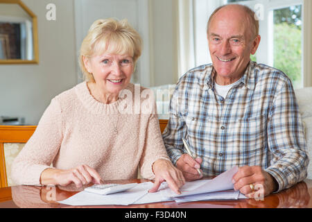 Senior-Brautpaar Überprüfung der heimischen Finanzen zusammen Stockfoto