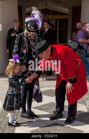 Chelsea Rentner schüttelt Hände mit einer Pearly Prinzessin bei der jährlichen Pearly Kings und Queens Erntedankfest, London, UK Stockfoto