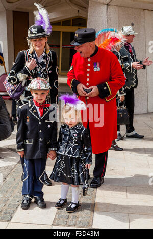 Pearly Prinzessin im Chat mit Chelsea Rentner an der Pearly Kings und Queens Erntedankfest, die Guildhall, London, UK Stockfoto