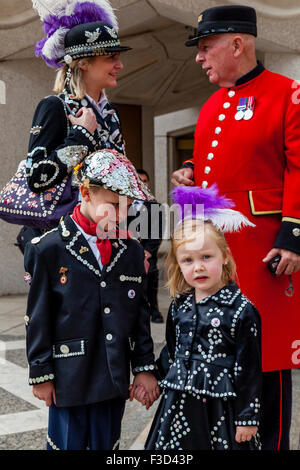 Pearly Prinzessin im Chat mit Chelsea Rentner an der Pearly Kings und Queens Erntedankfest, die Guildhall, London, UK Stockfoto