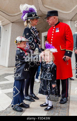 Pearly Prinzessin im Chat mit Chelsea Rentner an der Pearly Kings und Queens Erntedankfest, die Guildhall, London, UK Stockfoto