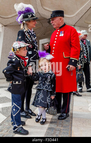 Pearly Prinzessin im Chat mit Chelsea Rentner an der Pearly Kings und Queens Erntedankfest, die Guildhall, London, UK Stockfoto