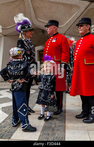 Pearly Prinzessin im Chat mit Chelsea Rentner an der Pearly Kings und Queens Erntedankfest, die Guildhall, London, UK Stockfoto