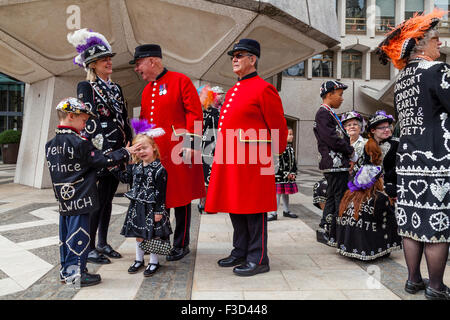 Pearly Prinzessin im Chat mit Chelsea Rentner an der Pearly Kings und Queens Erntedankfest, die Guildhall, London, UK Stockfoto