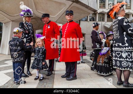 Pearly Prinzessin im Chat mit Chelsea Rentner an der Pearly Kings und Queens Erntedankfest, die Guildhall, London, UK Stockfoto