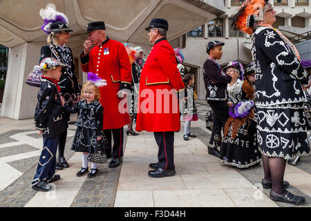 Pearly Prinzessin im Chat mit Chelsea Rentner an der Pearly Kings und Queens Erntedankfest, die Guildhall, London, UK Stockfoto