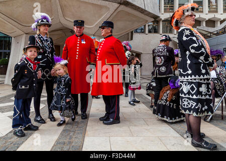 Pearly Prinzessin im Chat mit Chelsea Rentner an der Pearly Kings und Queens Erntedankfest, die Guildhall, London, UK Stockfoto