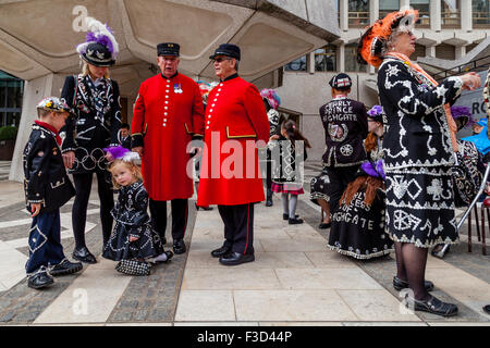 Pearly Prinzessin im Chat mit Chelsea Rentner an der Pearly Kings und Queens Erntedankfest, die Guildhall, London, UK Stockfoto