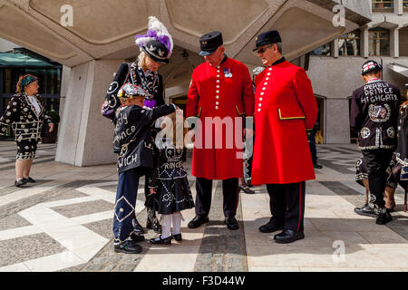 Pearly Prinzessin im Chat mit Chelsea Rentner an der Pearly Kings und Queens Erntedankfest, die Guildhall, London, UK Stockfoto