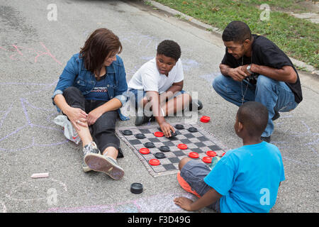 Detroit, Michigan - Mitglieder des Vereins drei Meile Block spielen Dame in einer blockierten Straße während einer Nachbarschaft Block party Stockfoto